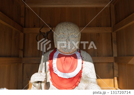 庶民に親しまれ地域を見守ってくれるかわいいお地蔵様 131720714