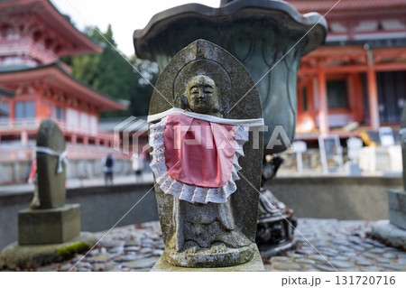 庶民に親しまれ地域を見守ってくれるかわいいお地蔵様 131720716