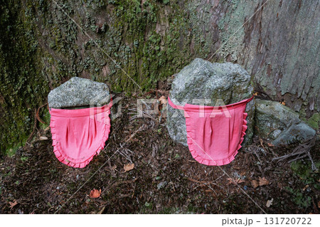 庶民に親しまれ地域を見守ってくれるかわいいお地蔵様 131720722