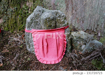 庶民に親しまれ地域を見守ってくれるかわいいお地蔵様 131720723