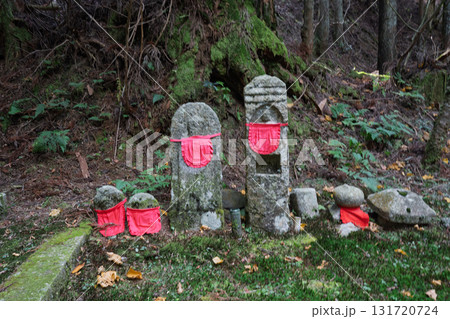 庶民に親しまれ地域を見守ってくれるかわいいお地蔵様 庶民に親しまれ地域を見守ってくれるかわいいお地蔵様 131720724