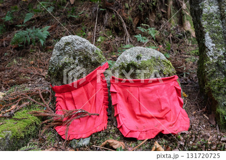 庶民に親しまれ地域を見守ってくれるかわいいお地蔵様 131720725