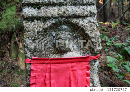 庶民に親しまれ地域を見守ってくれるかわいいお地蔵様 131720727