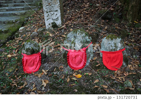 庶民に親しまれ地域を見守ってくれるかわいいお地蔵様 131720731