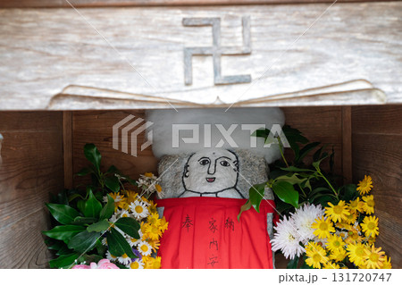 庶民に親しまれ地域を見守ってくれるかわいいお地蔵様 庶民に親しまれ地域を見守ってくれるかわいいお地蔵様 131720747