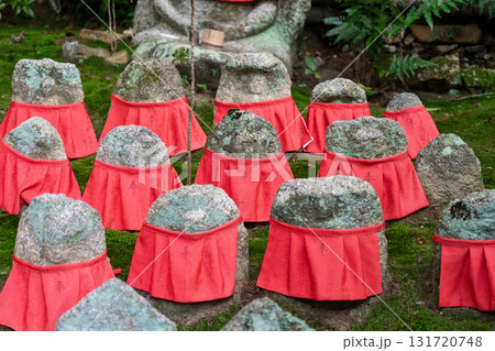 庶民に親しまれ地域を見守ってくれるかわいいお地蔵様 131720748