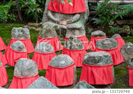 庶民に親しまれ地域を見守ってくれるかわいいお地蔵様 庶民に親しまれ地域を見守ってくれるかわいいお地蔵様 131720749