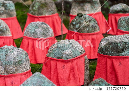 庶民に親しまれ地域を見守ってくれるかわいいお地蔵様 131720750