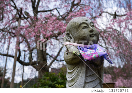 庶民に親しまれ地域を見守ってくれるかわいいお地蔵様 131720751