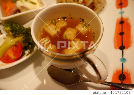 カップに入ったコンソメスープ 131721108