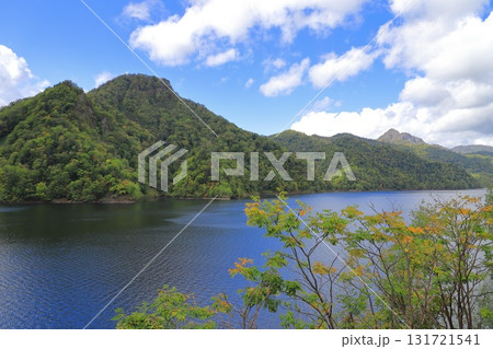 さっぽろ湖と定山渓ダム　子天狗岳と天狗山（右手奥）　　　 131721541