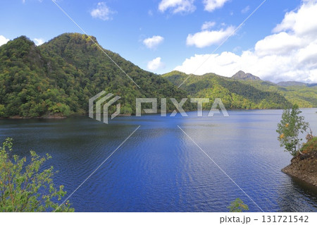 さっぽろ湖と定山渓ダム　子天狗岳と天狗山（右手奥）　　　 131721542