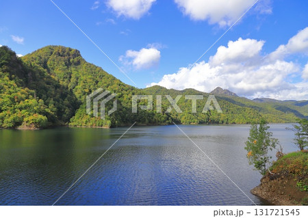 さっぽろ湖と定山渓ダム　子天狗岳と天狗山（右手奥）　　　 131721545
