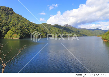 さっぽろ湖と定山渓ダム　子天狗岳と天狗山（右手奥）　　　 131721547