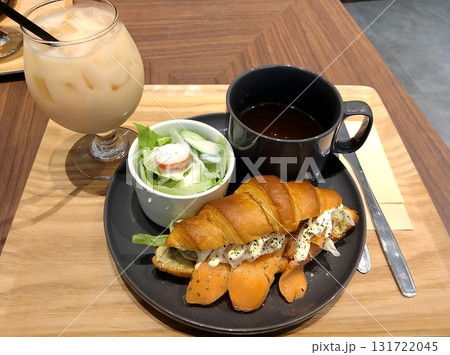サーモンのクロワッサンサンドとサラダとスープとアイスカフェラテのモーニング サーモンのクロワッサンサンドとサラダとスープとアイスカフェラテのモーニング 131722045