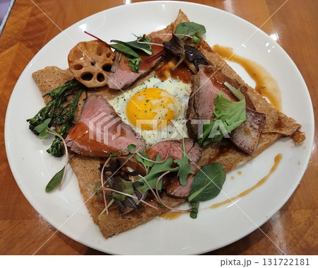 ローストビーフと目玉焼きと野菜のガレット 131722181