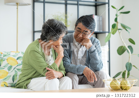 リビングで悩むシニアの夫婦 リビングで悩むシニアの夫婦 131722312