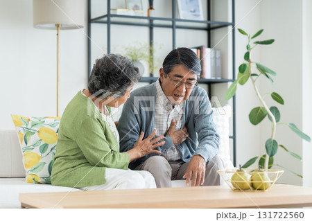 胸が苦しい夫を心配する妻 胸が苦しい夫を心配する妻 131722560