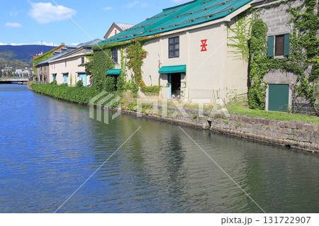 小樽運河と運河沿いに立ち並ぶ倉庫群　 131722907