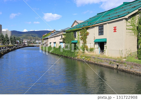 小樽運河と運河沿いに立ち並ぶ倉庫群　 131722908
