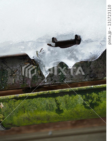 雪解けと錆びた雨樋 131723110