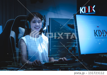 eスポーツイ  オンラインゲームをする女性 131723112