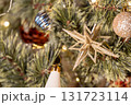 キラキラ輝くゴールドのクリスマスオーナメント 131723114