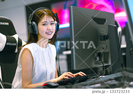 eスポーツイ  オンラインゲームをする女性 131723233