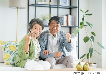 リビングで頑張るシニアの夫婦 131723800