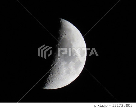 夜空に浮かぶ半月 夜空に浮かぶ半月 131723803