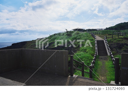 夏の津軽半島　鋳釜崎展望台からキャンプ場への遊歩道 131724093