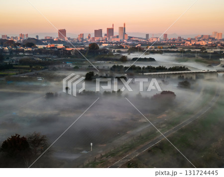 空撮「埼玉県」霧が立ち込める早朝の見沼田んぼ 131724445