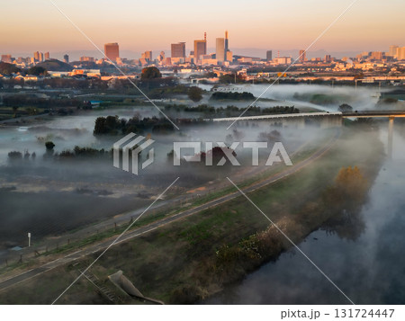 空撮「埼玉県」霧が立ち込める早朝の見沼田んぼ 131724447