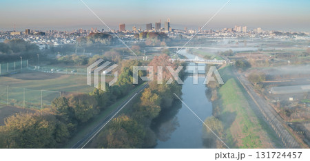 空撮「埼玉県」霧が立ち込める早朝の見沼田んぼ 131724457