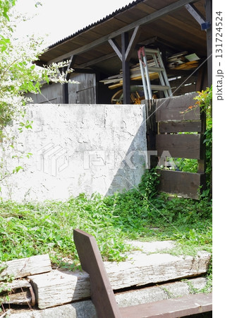 木漏れ日、夏の庭。昼下がりの癒し空間 木漏れ日、夏の庭。昼下がりの癒し空間 131724524
