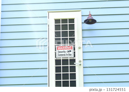 裏口と外灯と木製の色壁 131724551