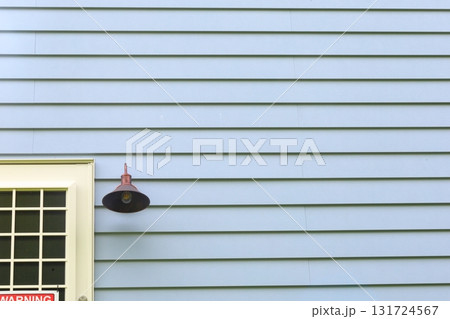 裏口と外灯と木製の色壁 131724567