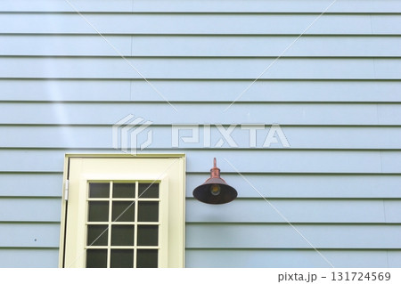 裏口と外灯と木製の色壁 131724569