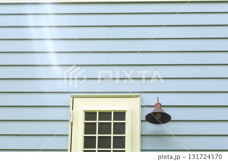 裏口と外灯と木製の色壁 131724570