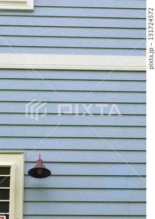 裏口と外灯と木製の色壁 131724572