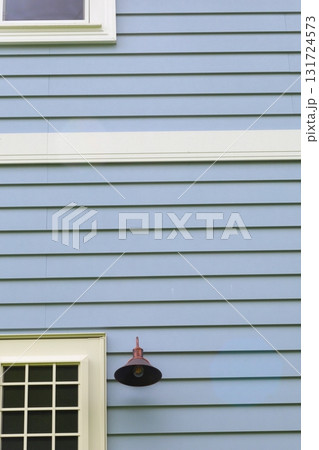 裏口と外灯と木製の色壁 131724573