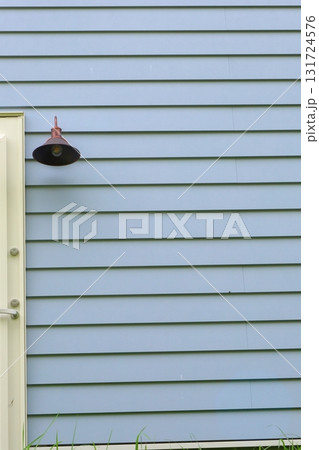 裏口と外灯と木製の色壁 131724576