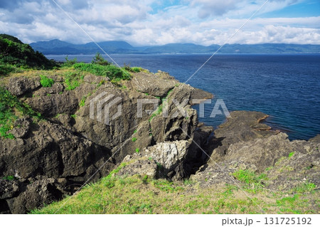 夏の津軽半島　鋳釜崎の奇岩から竜飛岬を望む 131725192