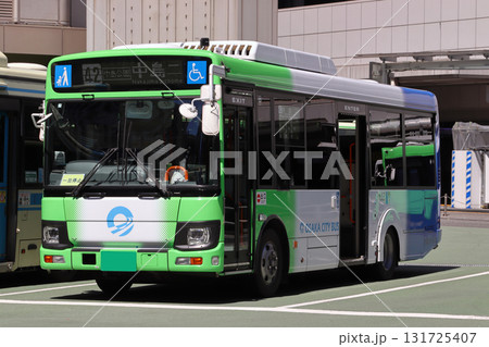 JR大阪駅前に停車中の大阪シティバス JR大阪駅前に停車中の大阪シティバス 131725407