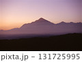 朝霧かかる武甲山が朝日を浴びる 131725995