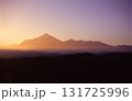 武甲山に朝日が差し込む 131725996