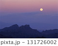 妙義山の上に昇る満月 131726002