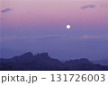 妙義山のシルエットと昇る満月 131726003