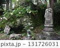 観音像と傍らに咲く白い百合の花 131726031
