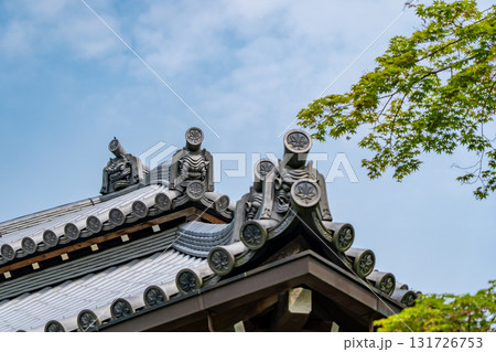 新緑の常寂光寺 本堂の鬼瓦 京都嵯峨小倉山小倉町(藤原定家の小倉山荘「時雨亭」の地) 新緑の常寂光寺 本堂の鬼瓦 京都嵯峨小倉山小倉町(藤原定家の小倉山荘「時雨亭」の地) 131726753